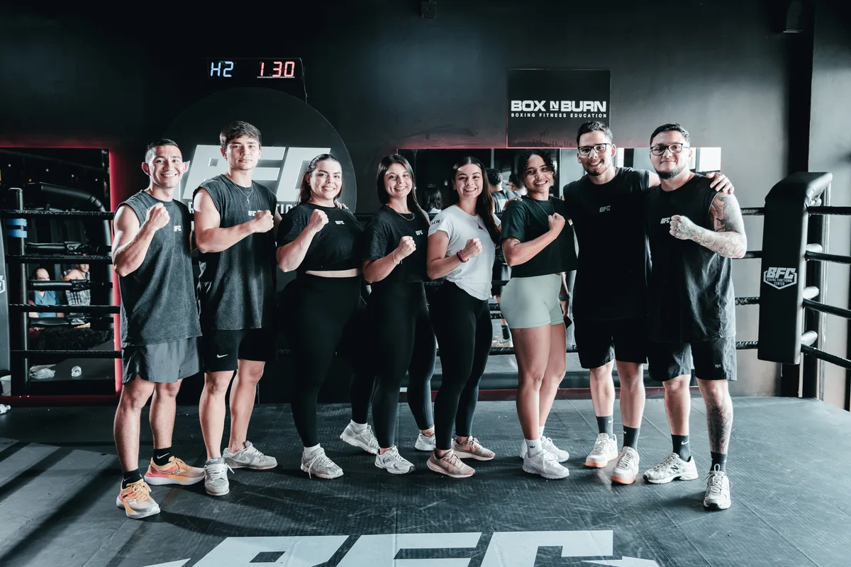 El equipo completo de BFC en el ring, con el puño al frente